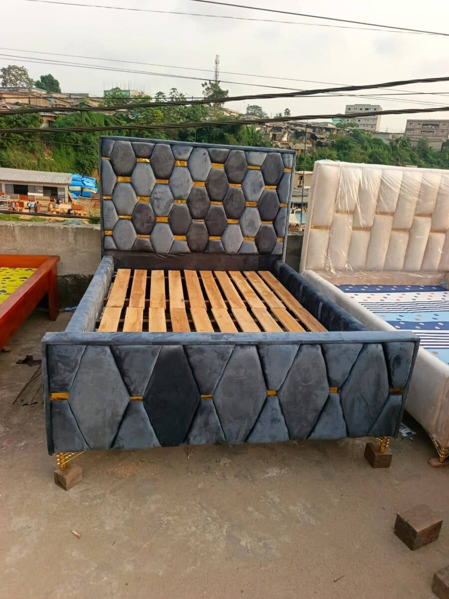 Lit design capitonné