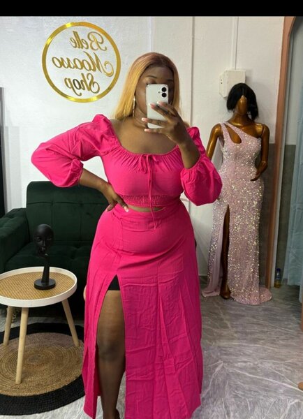 Robe rose élégante fendue