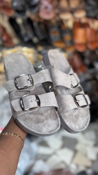 Sandales en cuir à boucles