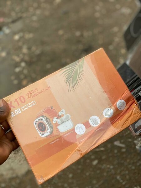 Smartwatch + écouteurs accessoires blancs