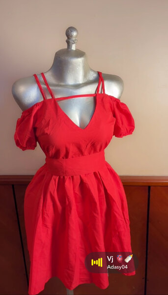Robe rouge à épaules dénudées