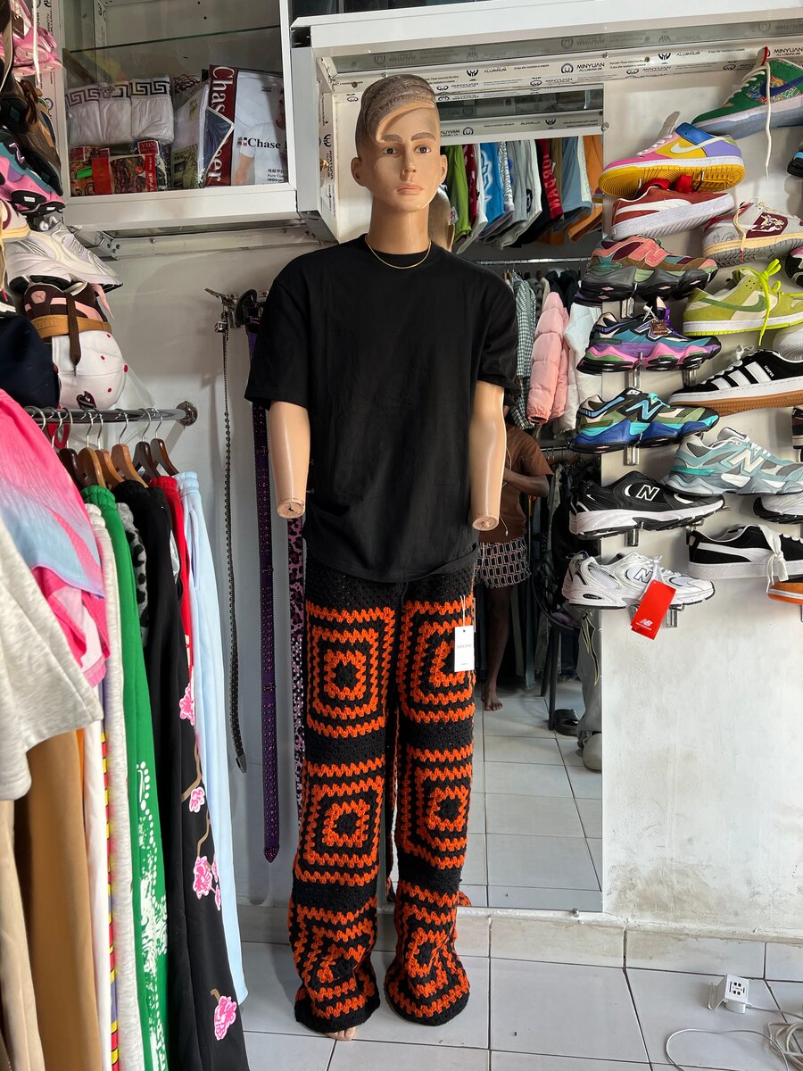 Pantalon crochet noir et orange