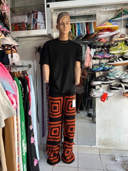 Pantalon crochet noir et orange