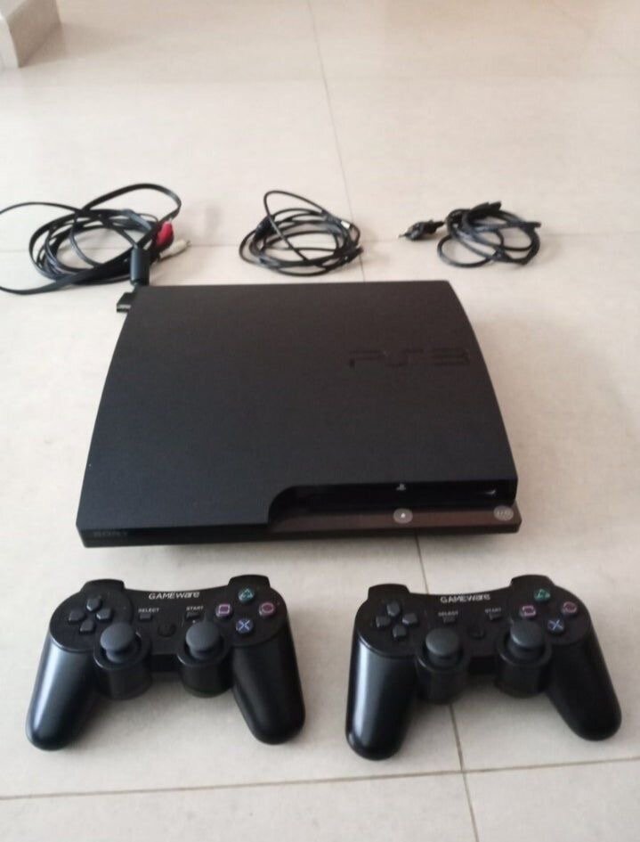 Console PS3 avec deux manettes