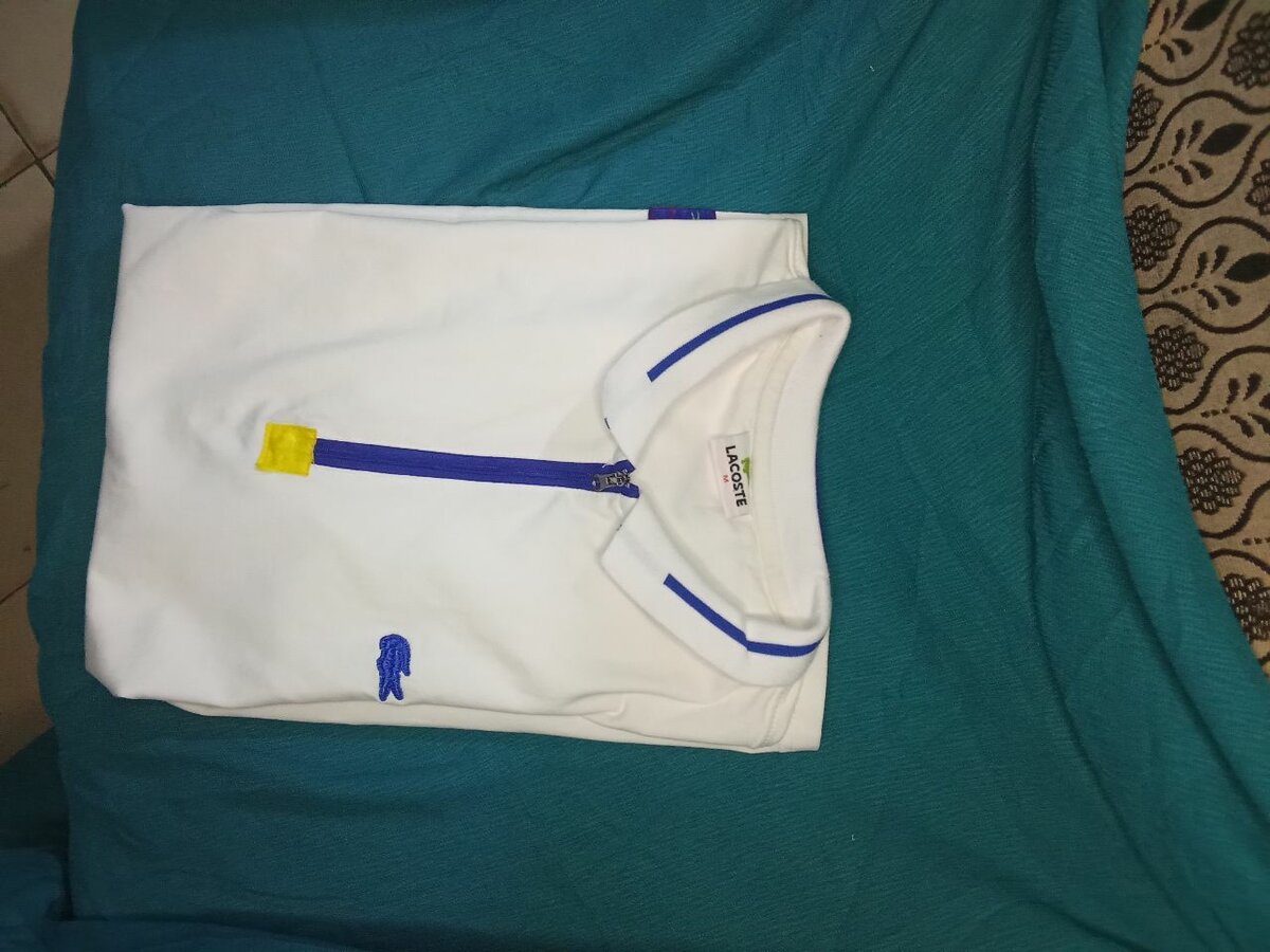Polo blanc Lacoste élégant