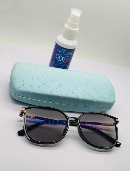 Lunettes de soleil avec étui et nettoyant