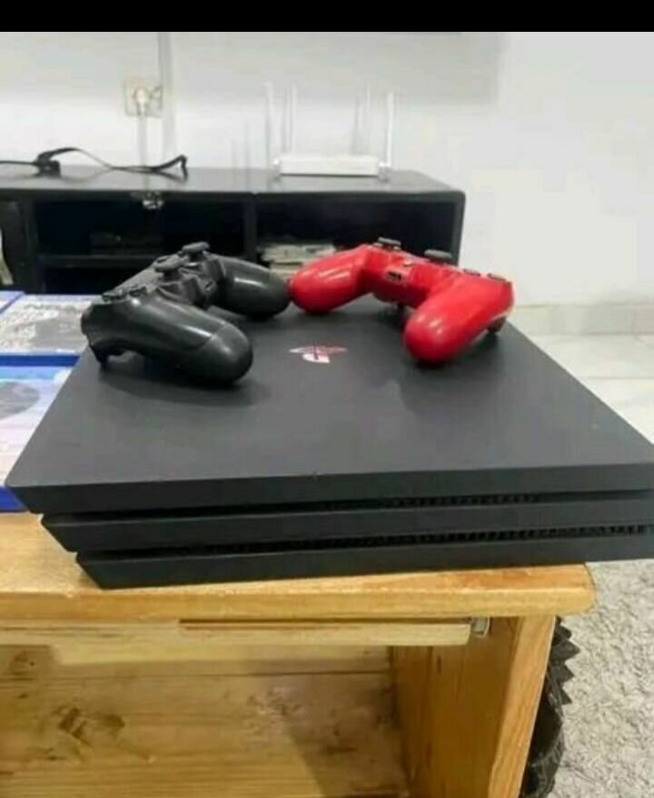 Console PS4 avec manettes
