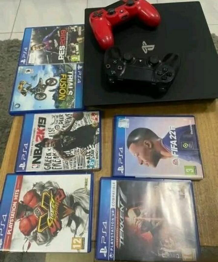 Console PS4 avec 7 jeux