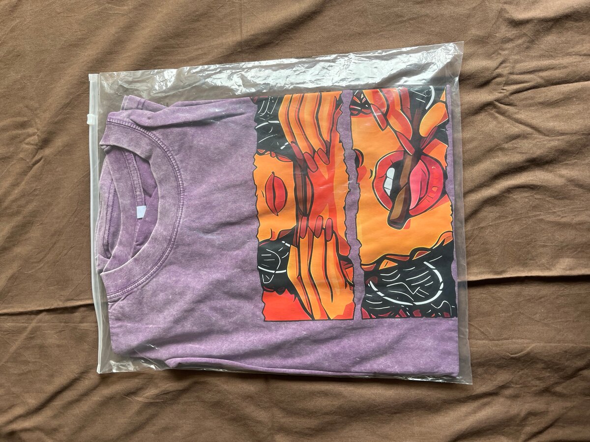 T-shirt violet avec imprimé arty