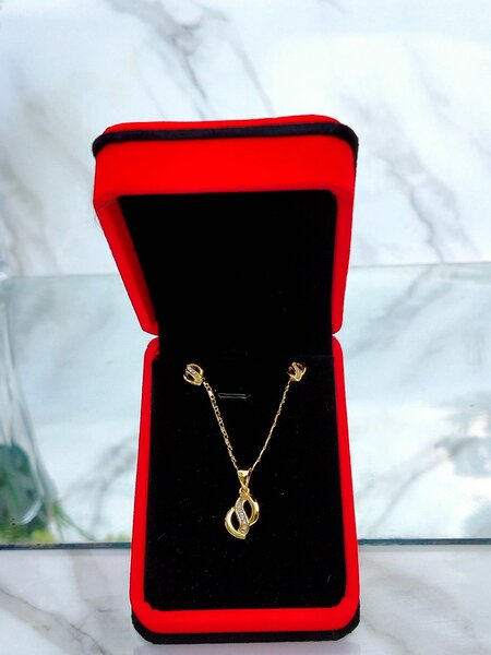 Collier pendentif doré élégant