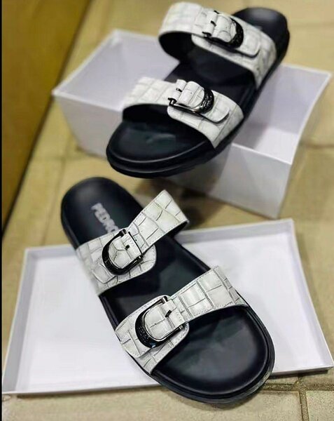 Sandales blanches en simili cuir