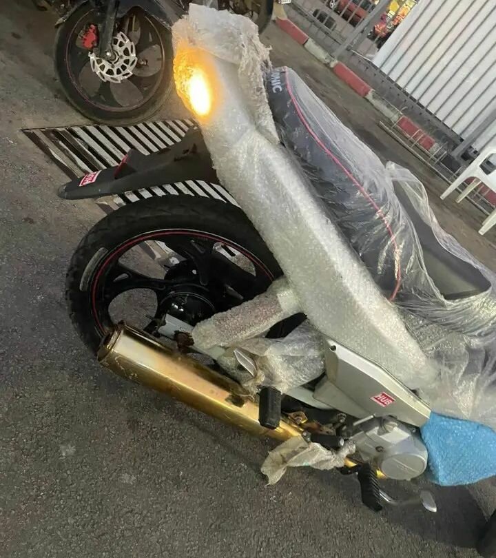 Moto Yamaha FZ en plastique