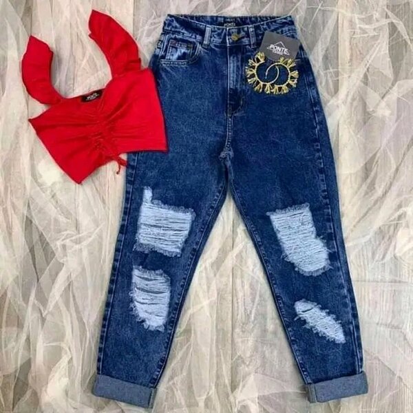 Jeans femme déchirés avec haut rouge