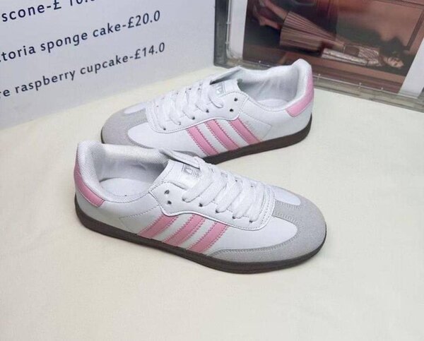 Baskets blanches et roses