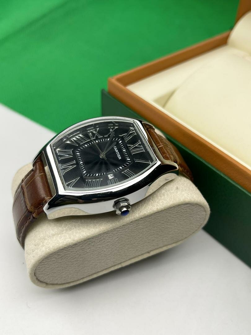 Montre élégante cuir (CARTIER)