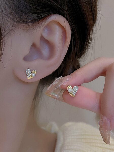 Shein - 1pair Versatile Exquisite Miniature Simple Faux Pearl Heart Shaped Stud Earrings