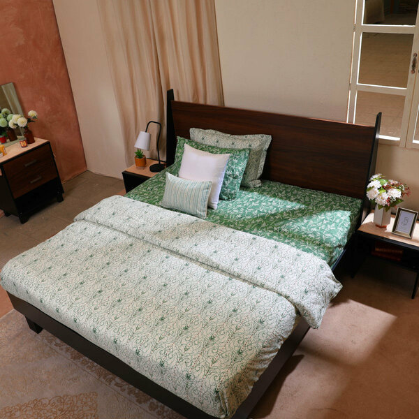 Savior King/Queen Size Bed With Dresser