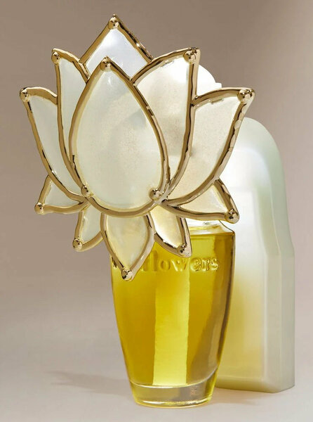 Bath & Body Works - Lotus Flower Wallflower Plugs