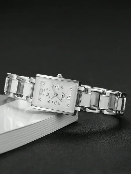 Shein - 1pc Women's Classic Fashion Square Dial Numeric Scale Quartz Wrist Watch