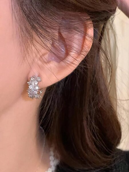 Shein - 1 Pair Luxury Glass Flower Stud Earrings