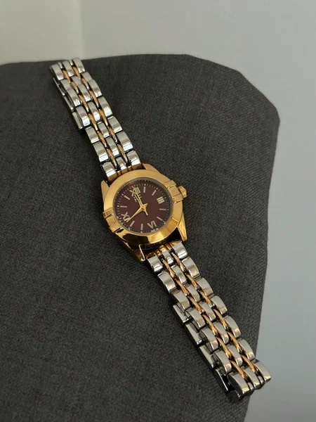 Shein - Elegant And Exquisite Quartz Wristwatch  Featuring A Vintage Design