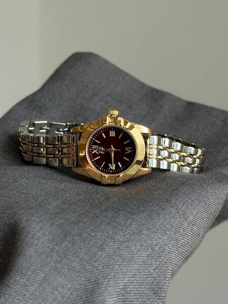 Shein - Elegant And Exquisite Quartz Wristwatch  Featuring A Vintage Design