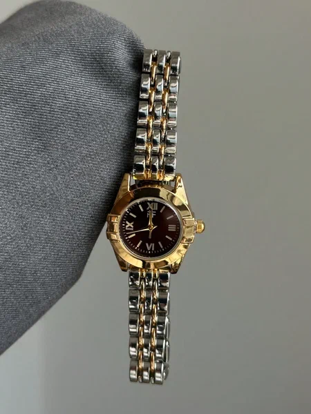 Shein - Elegant And Exquisite Quartz Wristwatch  Featuring A Vintage Design