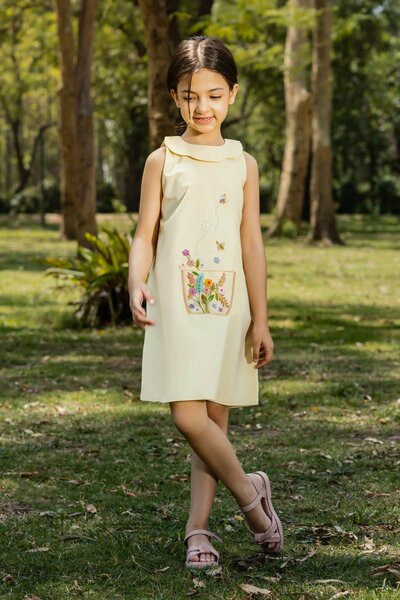 Honeycomb | Pure cotton dress with hand-embroidered floral pocket
