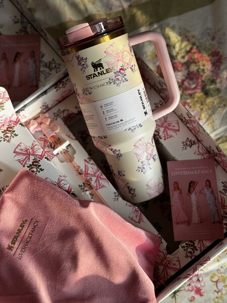 Home.Co - Stanley Quencher H2.0 Tumbler 40 oz - LoveShackFancy Holiday Blush Pink