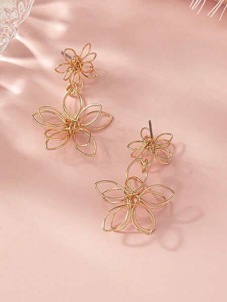 Shein - 1Pair Fashionable Versatile Floral Design Drop Earrings