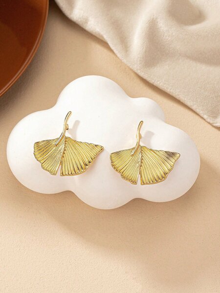 Shein - 1pair Geometric Gingko Biloba Shaped Pendant European And American Popular Elegant Stud Earrings