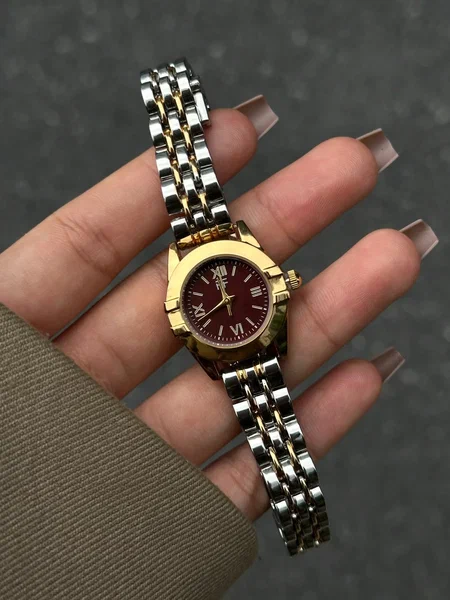Shein - Elegant And Exquisite Quartz Wristwatch  Featuring A Vintage Design