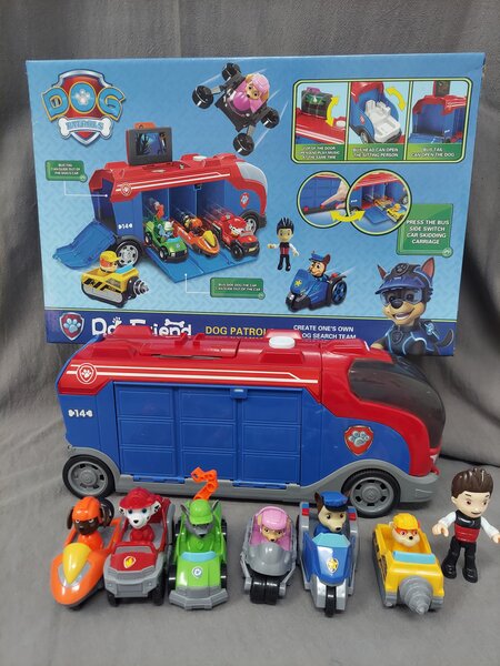 FIGURINES ET GADGETS 